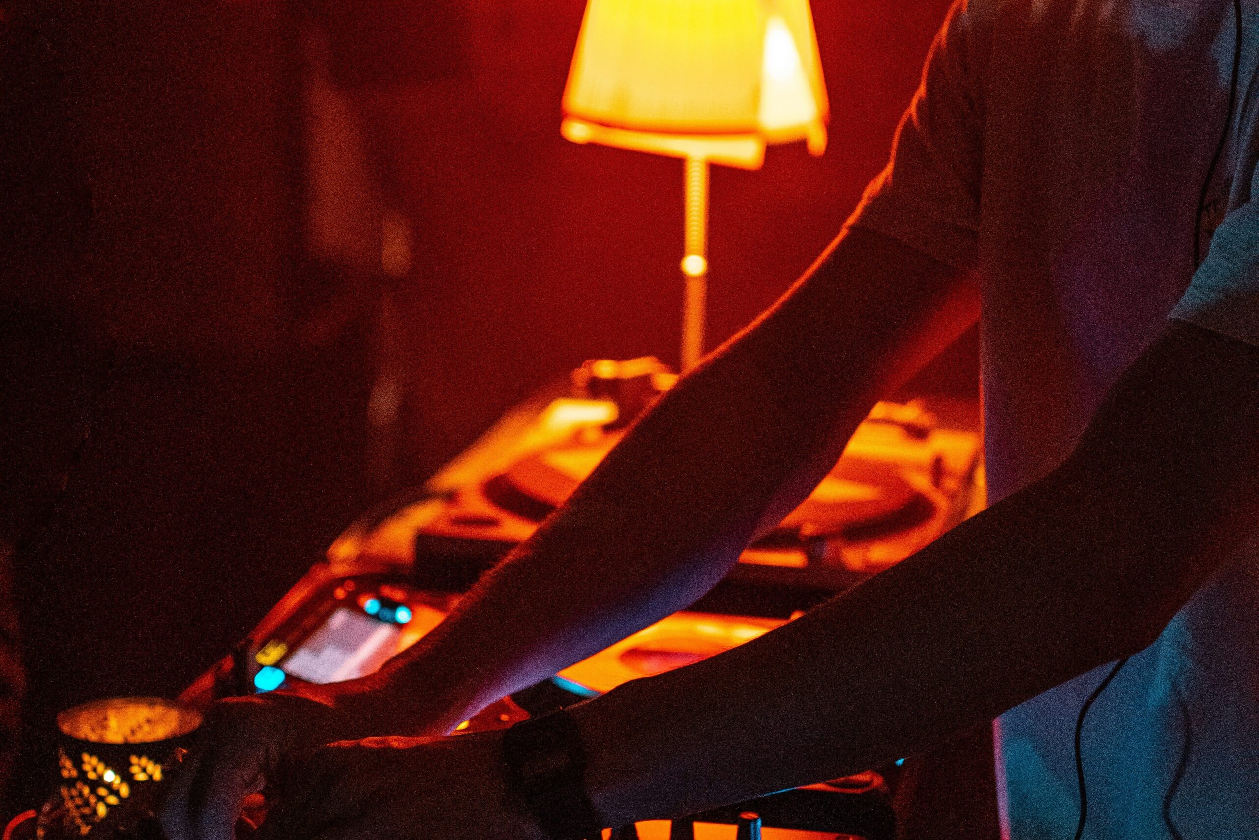 DJ die aan het draaien is